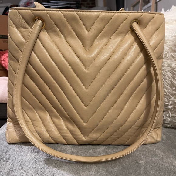 ❤️SOLD❤️ Auth Vintage CHANEL Beige Lambskin Chevron Shoulder Bag with 24K GHW - Picture 2 of 9